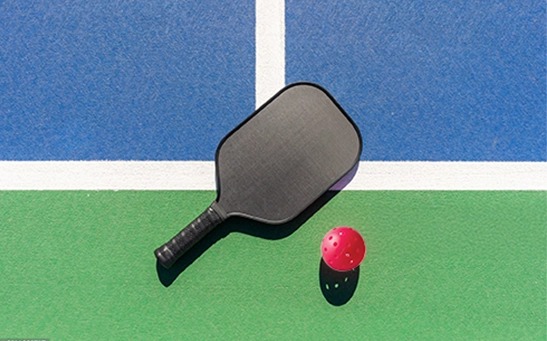 Pickleball paddle made of composite material used for controlled shots